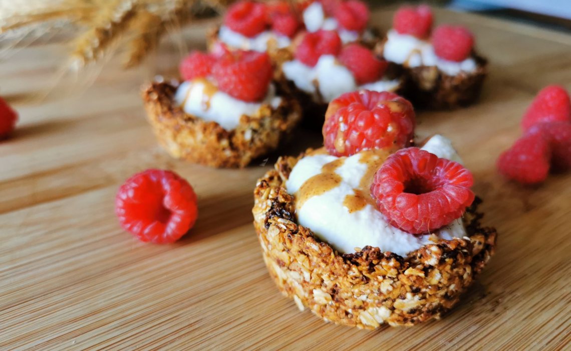 CESTINI DI AVENA, YOGURT LAMPONI E CREMA DI MANDORLE