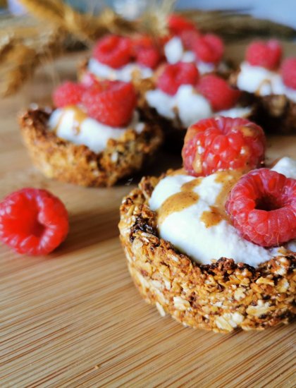 CESTINI DI AVENA, YOGURT LAMPONI E CREMA DI MANDORLE